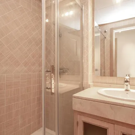Apartment 2 Bedroom Gorgeous In *